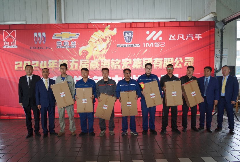 各分公司领导崔毅、孙春光、尹学亮、孙大明为鼓励奖颁奖_副本.jpg